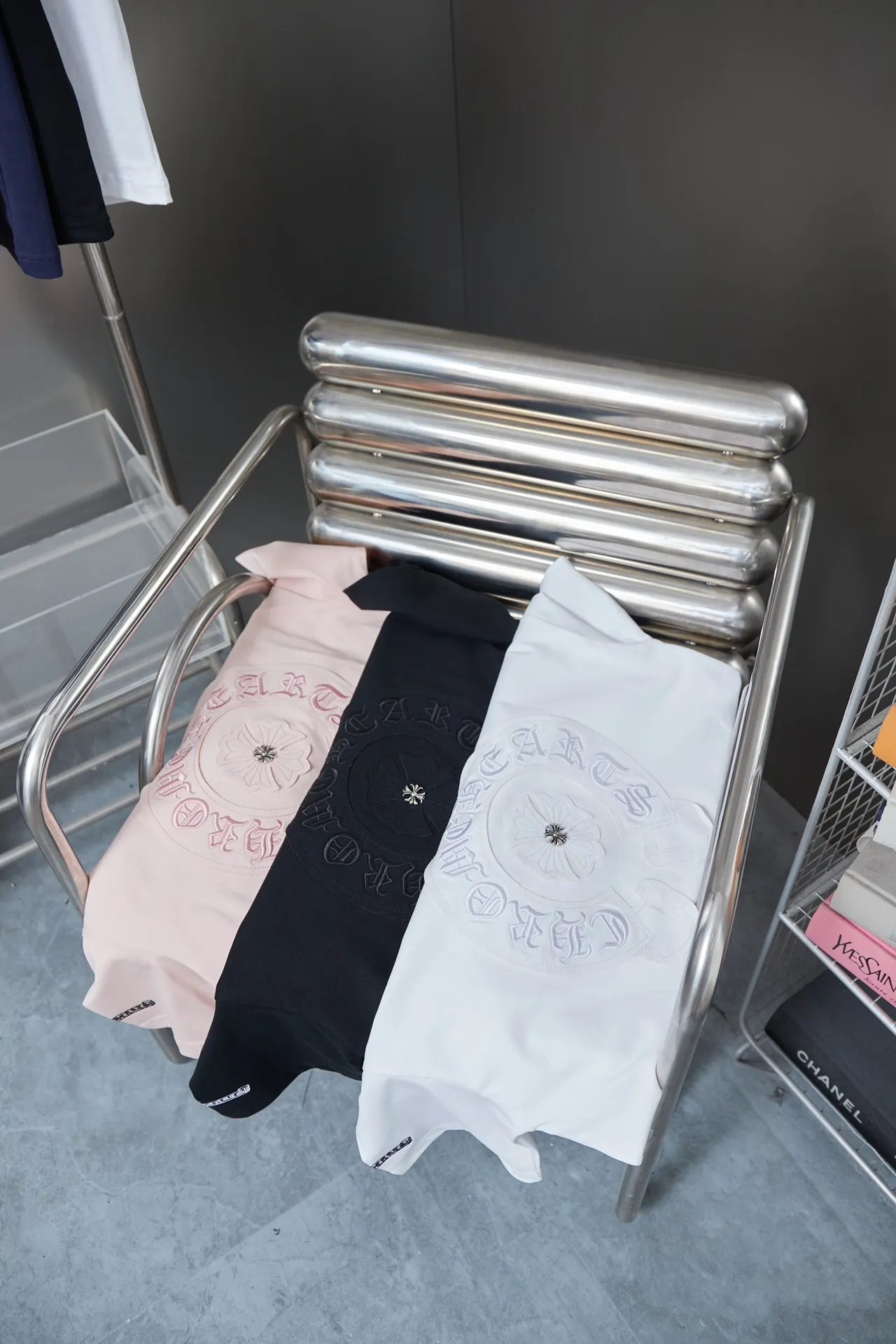 🅿️220 Ch*ome Hearte 25SS early spring new style, appliqué embroidered heart cross short sleeves, light luxury, essential item for daily commuting for men and women, correct version, welcome to compare, detailed features · 320g 100% pure cotton double yarn jersey fabric · Custom dyed in the same vat, special thickened 32 pieces double-strand 1X1 thread · Imported Tajima machine embroidery tatami embroidery ➕This cloth patch embroidery · Hand-stitched Croxin hardware accessories · Hand-made fraying of collar, cuffs and hem · Double-needle stitching across seams · Original main mark, washed tag, branded moisture-proof paper packaging Color: Black/White/Pink Size: S/M/L/XL